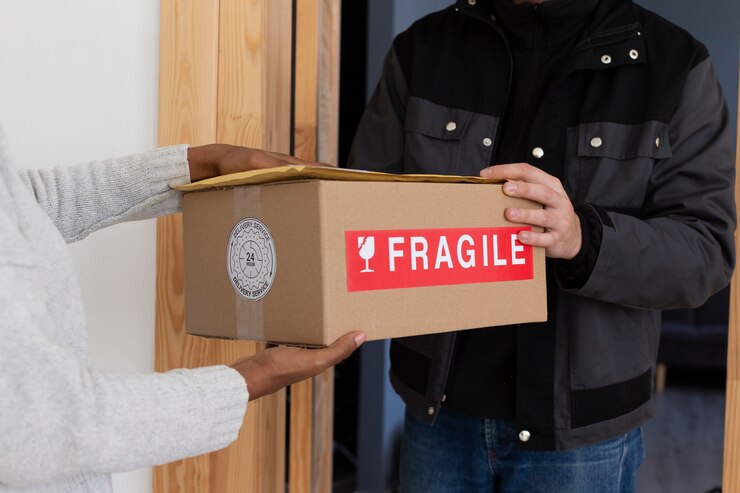 Photo gratuit courrier livrant le colis au client