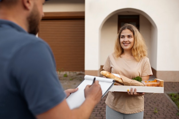 Photo gratuite courrier livrant des courses à domicile