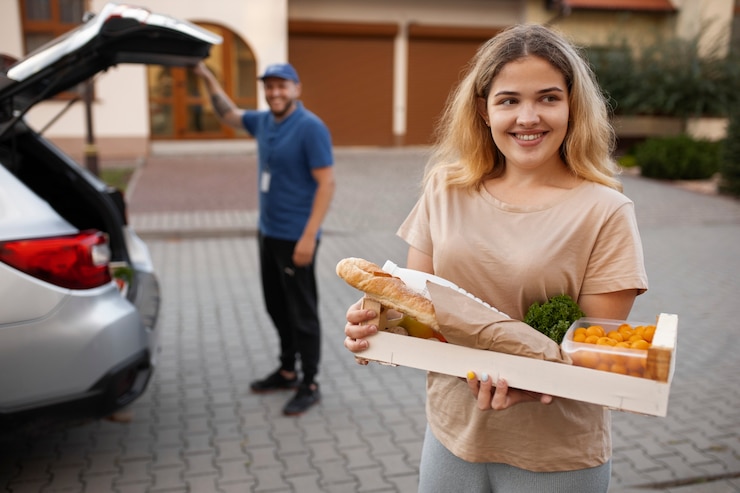 Photo gratuit courrier livrant des courses à domicile