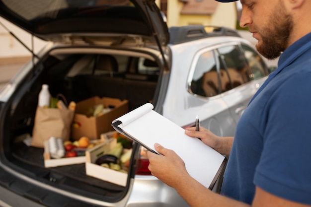 Courrier livrant des courses à domicile