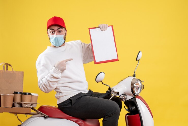 Photo gratuit courrier mâle dans mask holding file note sur jaune