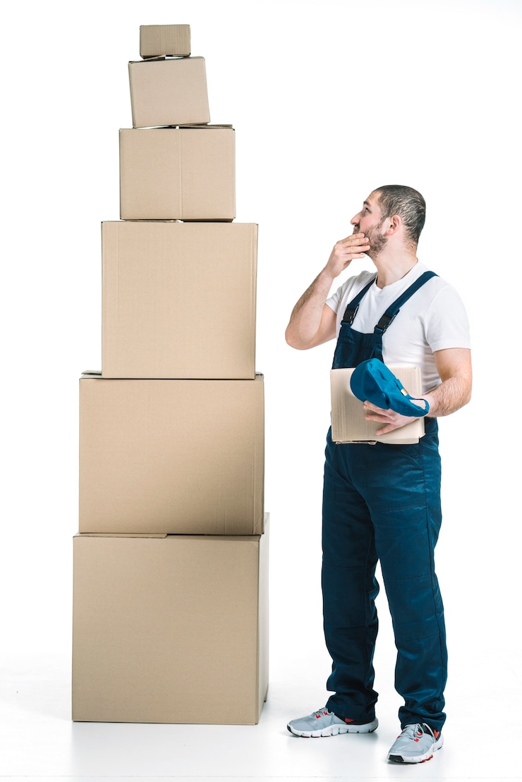 Photo gratuit courrier réfléchi regardant des boîtes