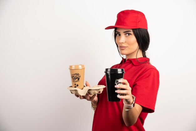 Courrier sérieux montrant deux tasses de café sur fond blanc. Photo de haute qualité