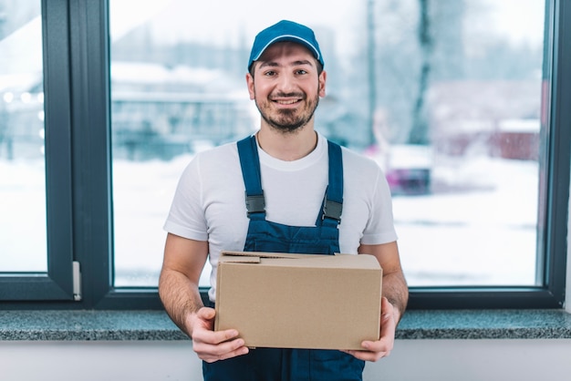 Courrier souriant avec colis