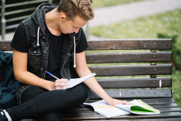 Cours d'apprentissage des élèves sur le banc