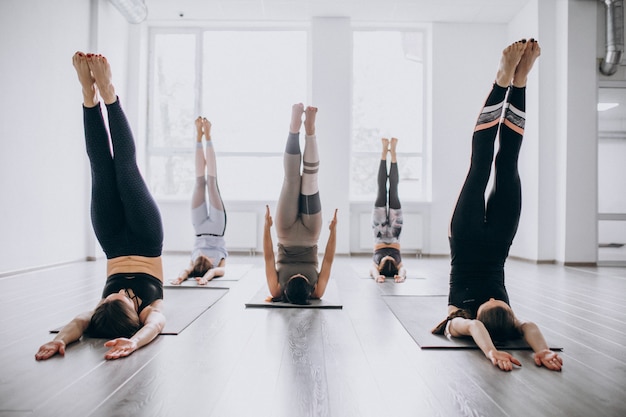 Photo gratuite cours collectifs de yoga à l'intérieur du gymnase