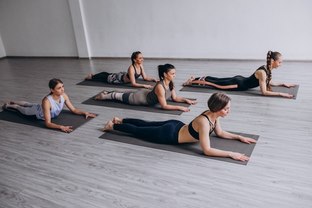 Cours collectifs de yoga à l&#39;intérieur du gymnase