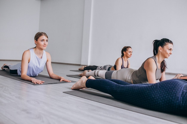 Cours collectifs de yoga à l&#39;intérieur du gymnase