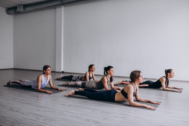 Cours collectifs de yoga à l'intérieur du gymnase