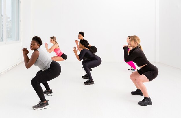 Cours de fitness avec des femmes en position