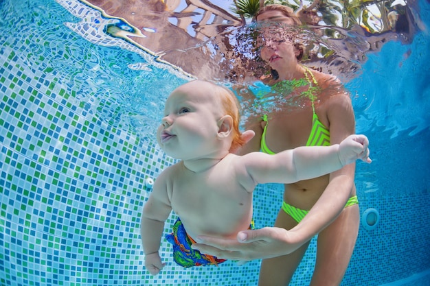 Cours De Natation Pour Enfants Bebe Bot Avec Sa Mere Apprend A Nager Plonger Sous L Eau Dans La Piscine Photo Premium Cours De Natation Pour Enfants Bebe Bot Avec Sa Mere Apprend A Nager Plonger Sous L Eau Dans La Piscine Photo Premium