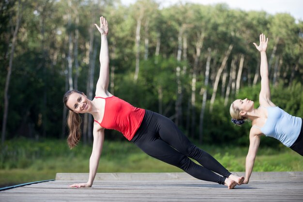 Cours de yoga: pose de planche latérale