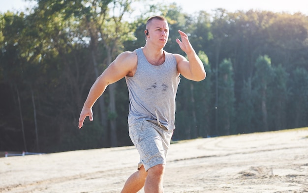 Course de fond en plein air au début du concept de lever du soleil pour l'exercice, le fitness.