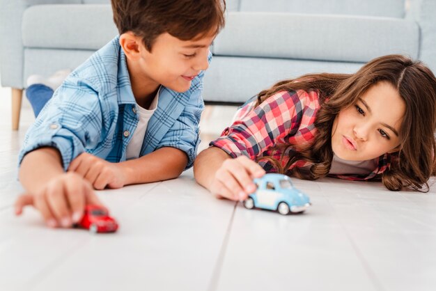 Course de voiture à faible angle entre frères et sœurs