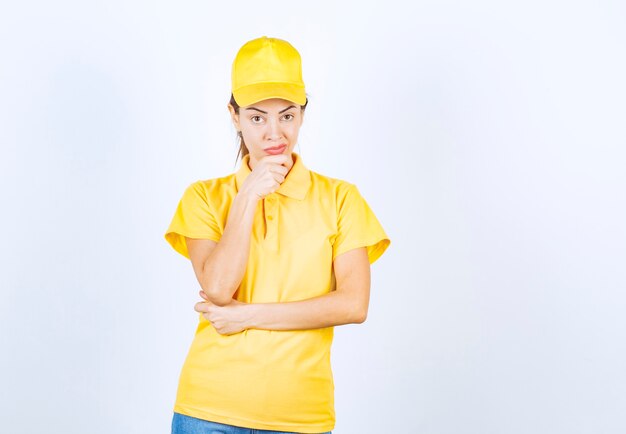 Le coursier féminin en uniforme jaune a l'air pensif.