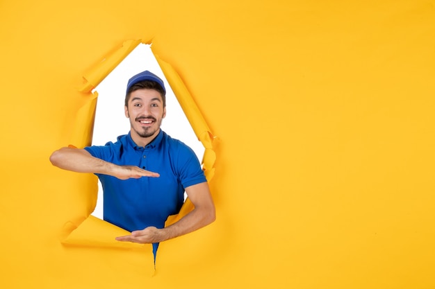 Coursier mâle vue de face en uniforme bleu sur espace jaune