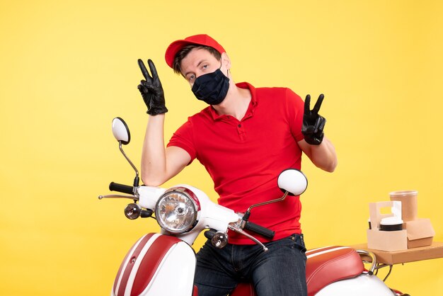 Coursier mâle vue de face en uniforme et masque sur jaune