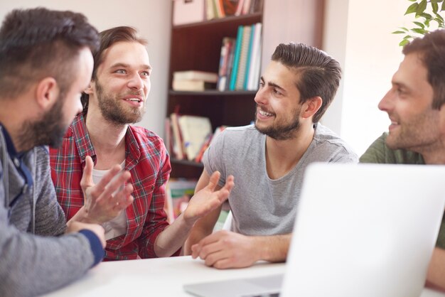 Courte pause au travail pour écouter des histoires