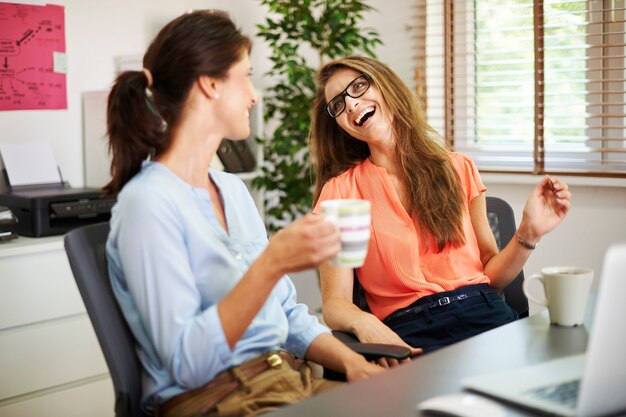 Courte pause pour prendre une tasse de café