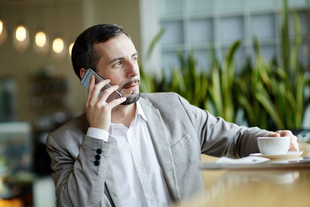 Courtier en téléphonant