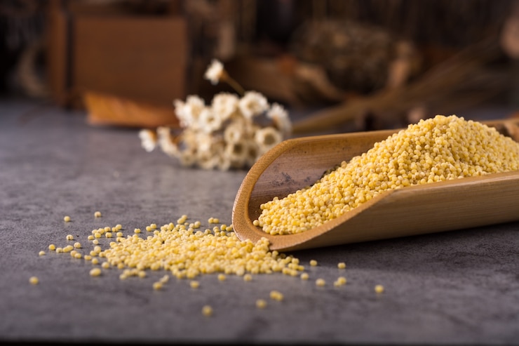 Photo gratuit couscous dans une cuillère en bois