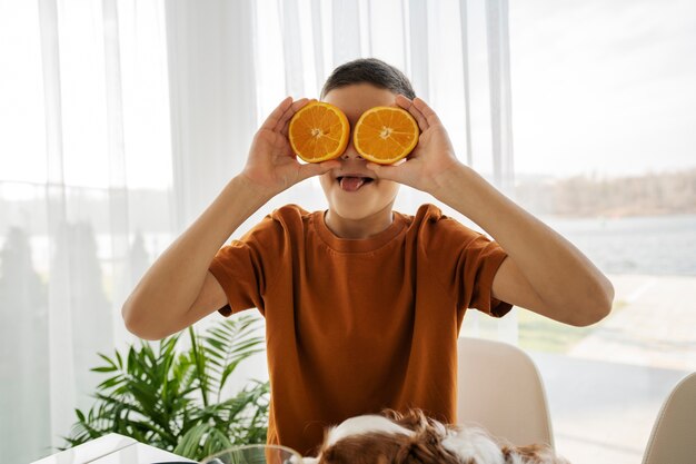 Photo gratuite cousins passant du temps ensemble à la maison et prenant leur petit déjeuner