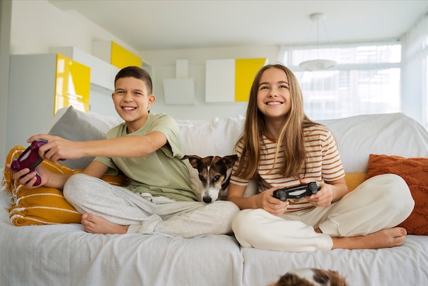 Photo gratuite les cousins passent du temps ensemble à la maison et jouent à des jeux vidéo