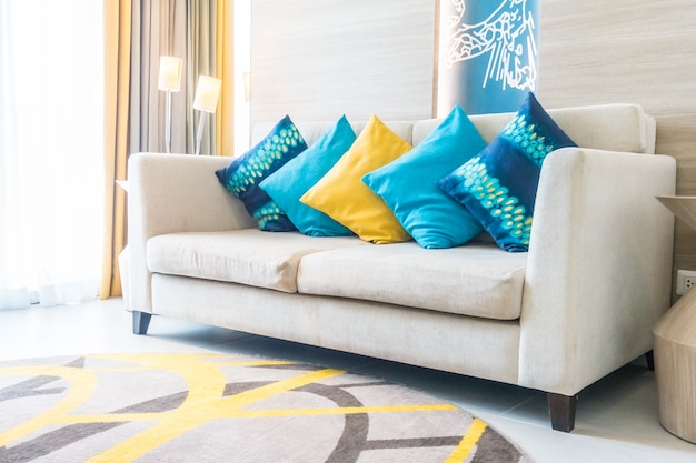 Coussins Bleus Et Un Coussin Jaune
