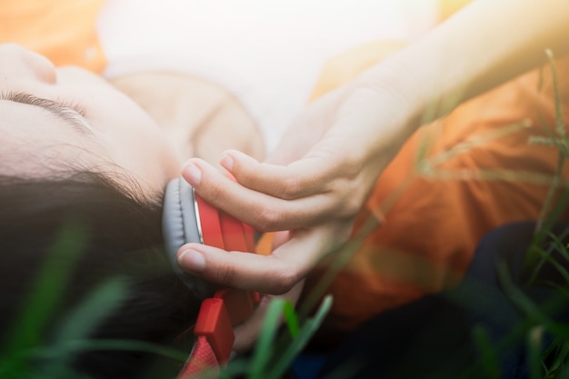 Écoute du fond de l&#39;idée de concept de relaxation musicale.