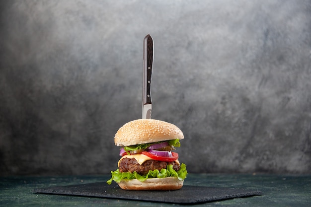 Couteau Dans Un Délicieux Sandwich Sur Un Plateau Noir Sur Une Surface Grise Floue Isolée Avec Espace Libre