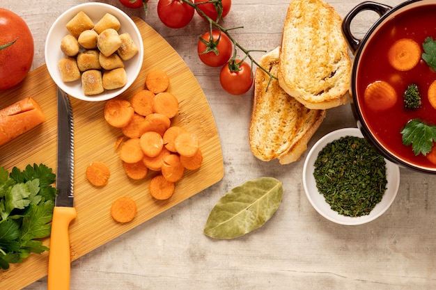 Photo gratuite couteau et soupe à la crème de légumes