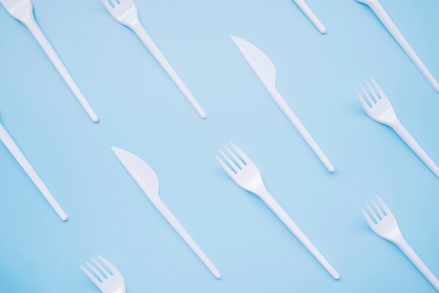 Couteaux et fourchettes en plastique