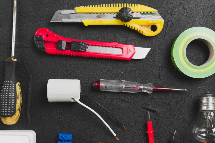 Photo gratuit couteaux et outils pour la maintenance électrique