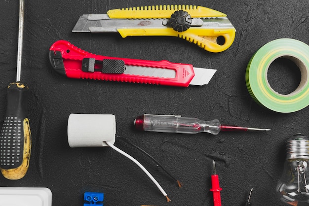 Couteaux et outils pour la maintenance électrique