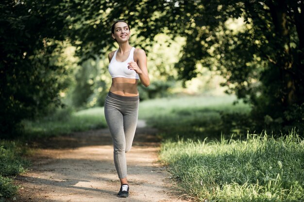 Écouteurs fille femme courent des femmes sportives