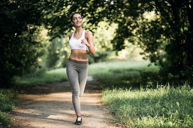 Écouteurs fille femme courent des femmes sportives