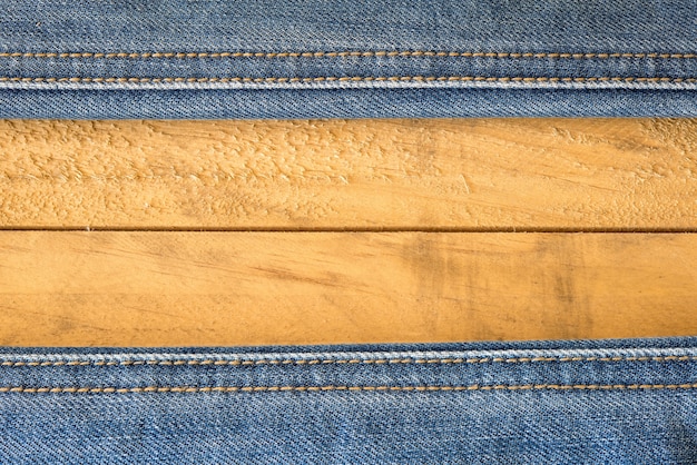 Couture des jeans sur la texture en bois