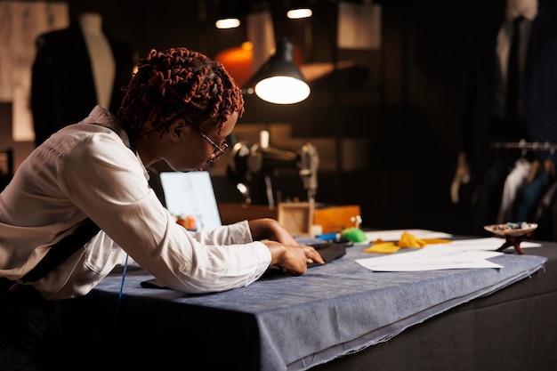 Couturier travaillant dans un atelier de couture