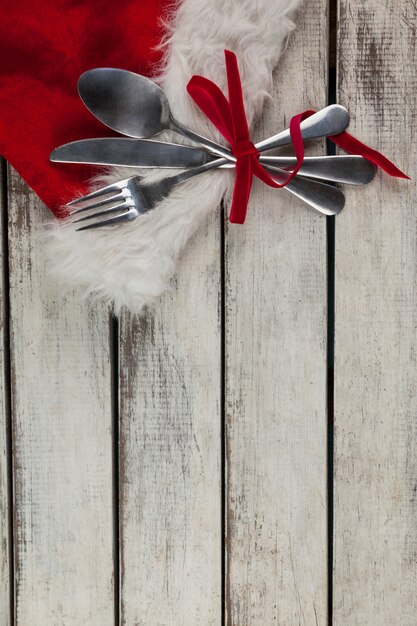 Couverts enveloppé avec motif de Noël sur une table en bois