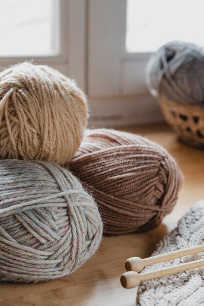 Couverture et boules de laine de couleurs terreuses