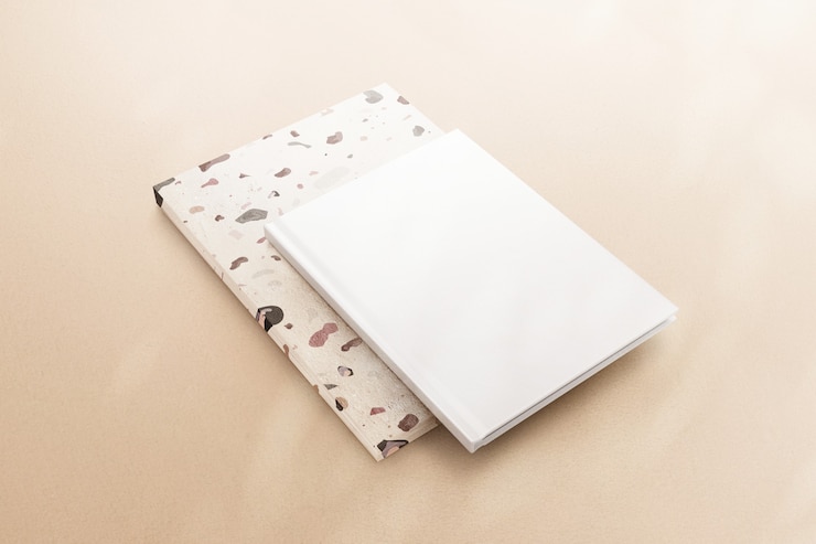 Photo gratuit couverture de livre blanc vierge sur fond beige