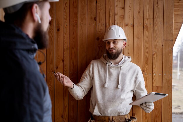 Couvreurs avec casques travaillant ensemble