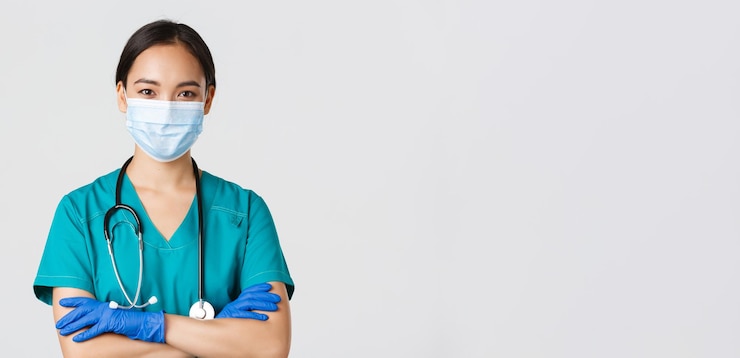 Photo gratuit covid-19, maladie à coronavirus, concept des travailleurs de la santé. gros plan sur un médecin asiatique professionnel souriant et confiant, une infirmière portant un masque médical et des gants en caoutchouc prêts pour l'examen, fond blanc