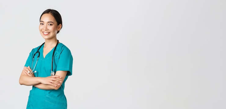 Photo gratuit covid-19, travailleurs de la santé, concept de pandémie. femme médecin asiatique professionnelle confiante et souriante, infirmière en gommage avec stéthoscope pour les examens, croiser les bras et regarder la caméra