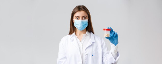 Covid empêchant les travailleurs de la santé du virus et le concept de quarantaine médecin en gommages et masque médical s