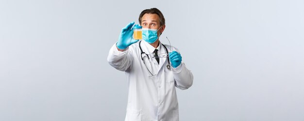Covid empêchant les travailleurs de la santé du virus et le concept de vaccination excité médecin scientifique de laboratoire en cl ...