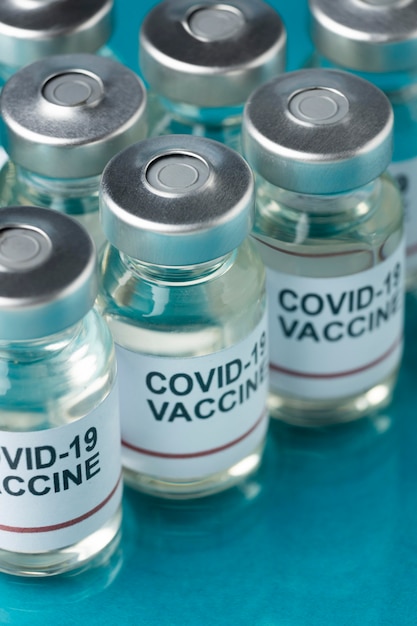 Photo gratuite covid nature morte avec vaccin