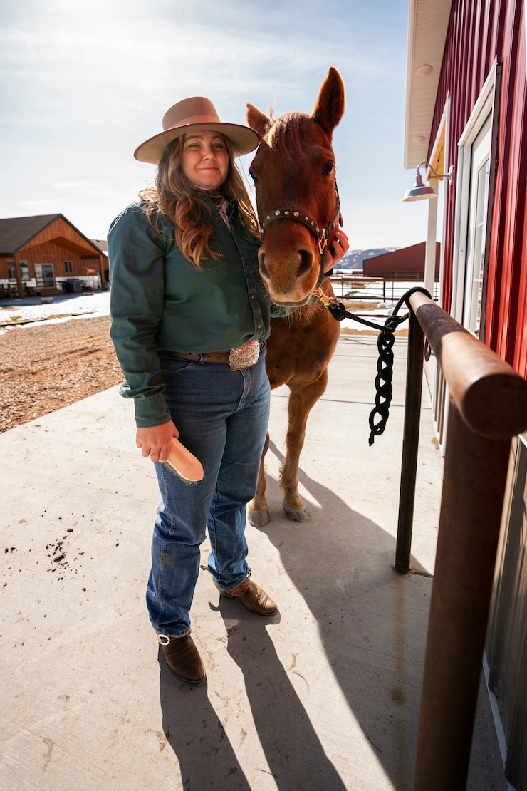 Photo gratuit cow-girl avec un cheval