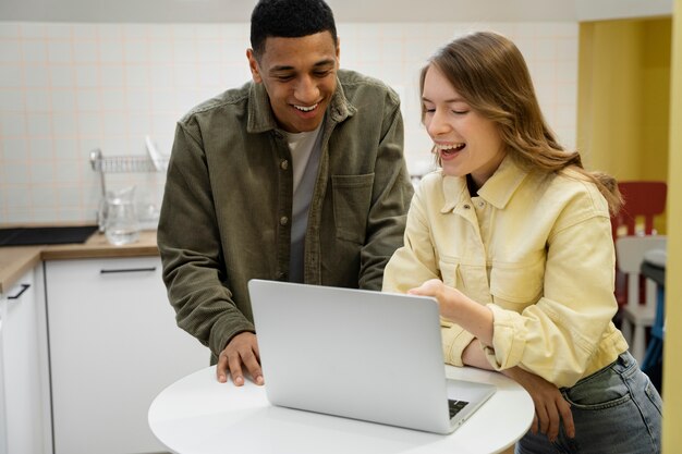 Coworking personnes travaillant ensemble