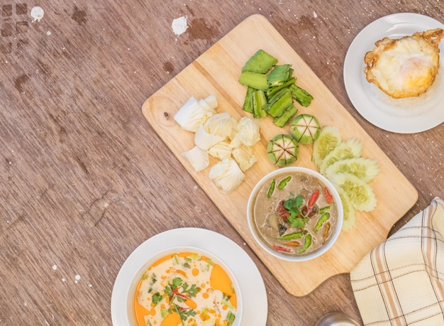 Photo gratuite crabe dans la soupe de noix de coco ou le ragoût de crabe